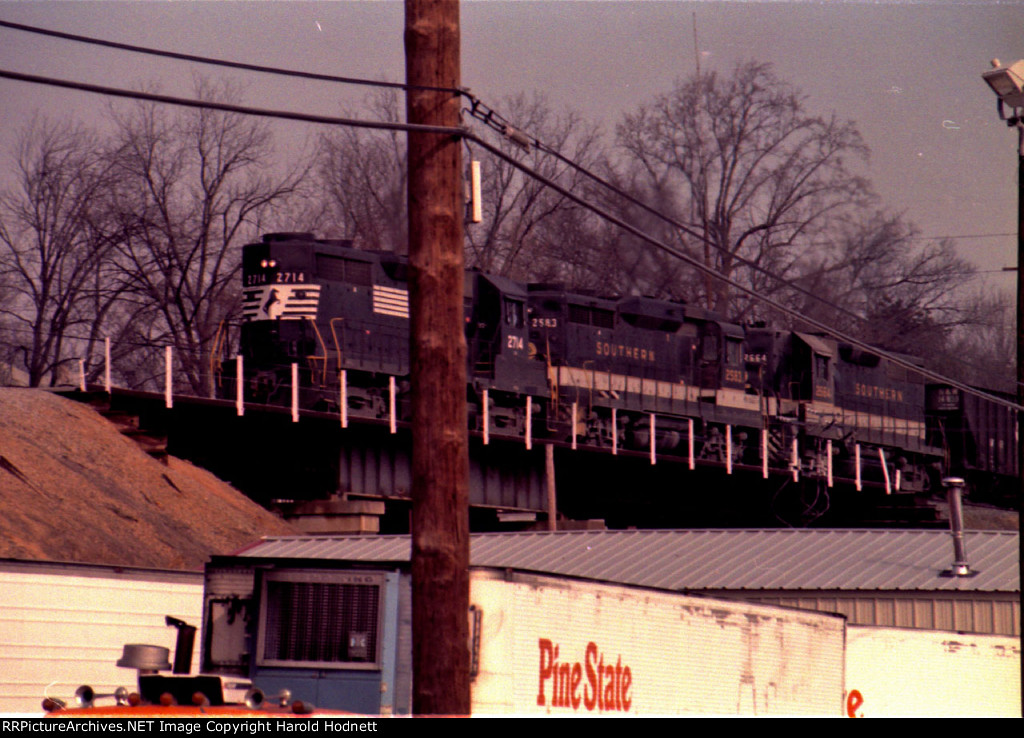 NS 2714 leads a train across Smoky Hollow